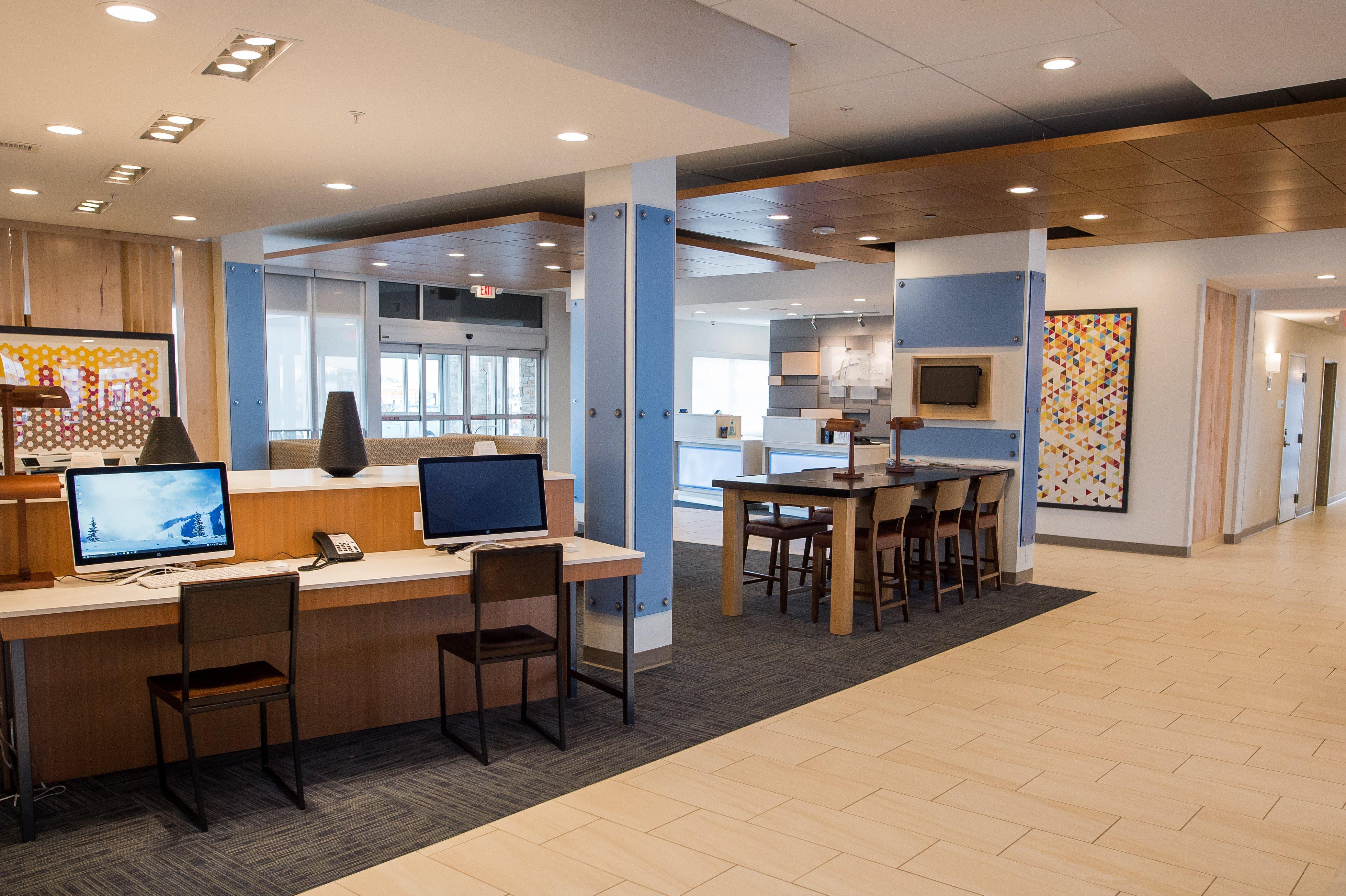 Holiday Inn Express & Suites - Marietta By Ihg Exterior photo