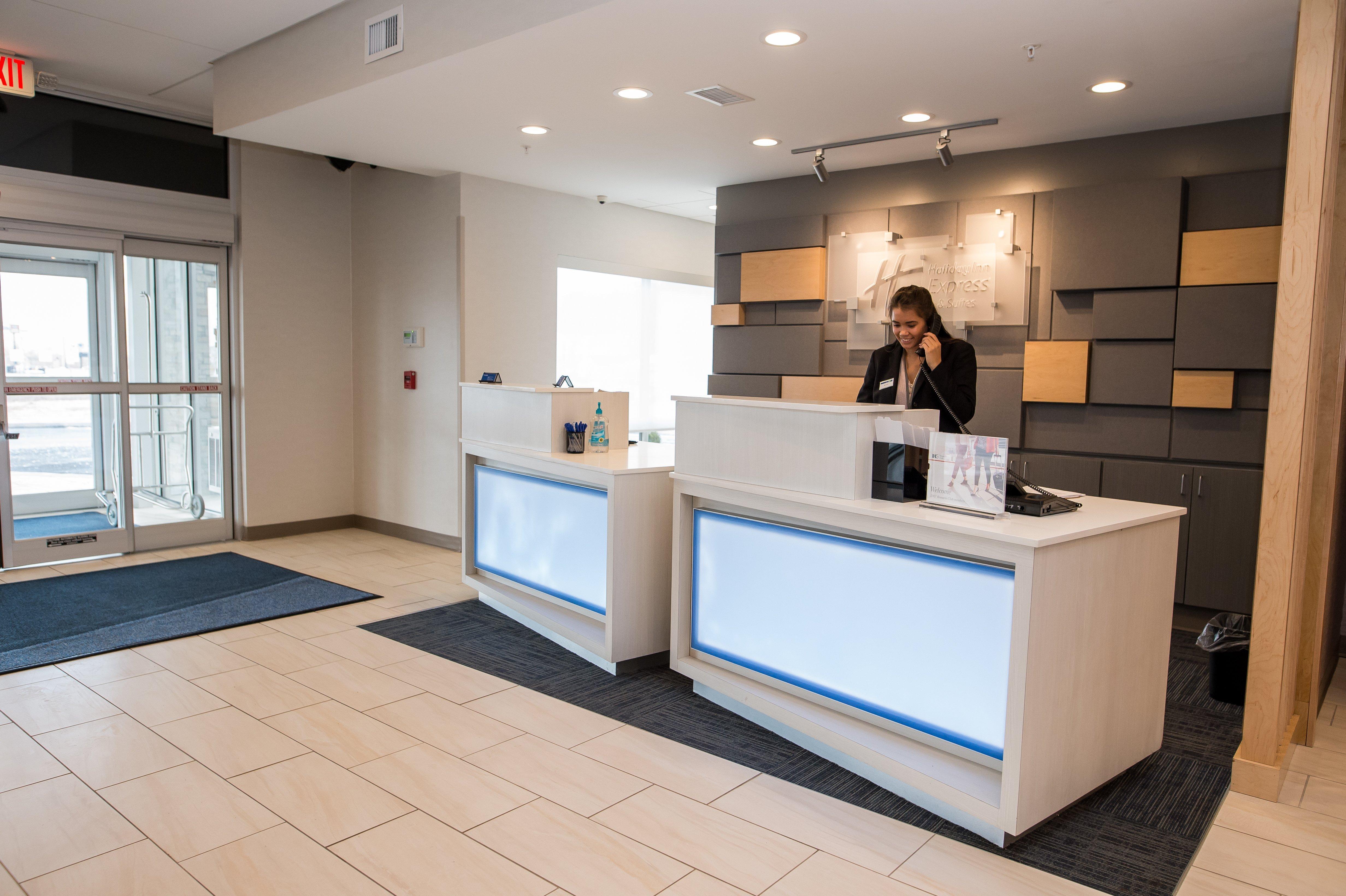 Holiday Inn Express & Suites - Marietta By Ihg Exterior photo